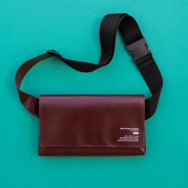 Ce sac bandoulière/ banane bordeaux imperméable est mixte, multi-usages et va vous accompagner partout, à toutes les saisons. Par Rainette.