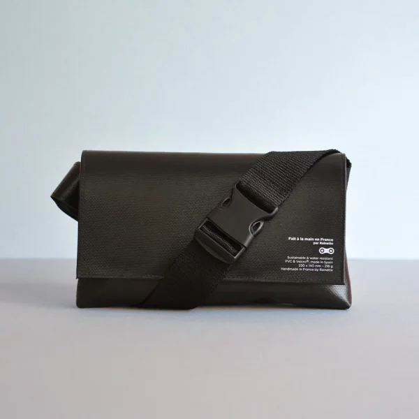 Ce sac bandoulière / banane imperméable noir est mixte, multi-usages et va vous accompagner partout, à toutes les saisons. Par Rainette.