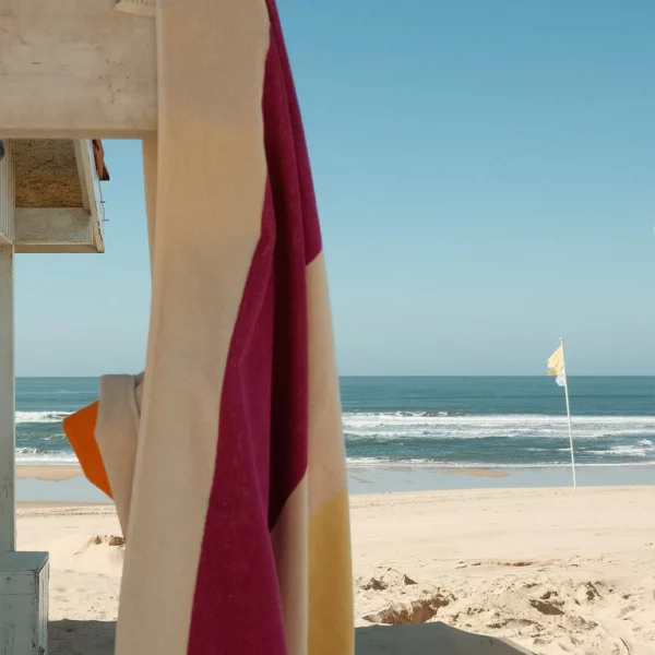 Serviette de plage Suite702 en coton bio jaune fuchsia orange vert