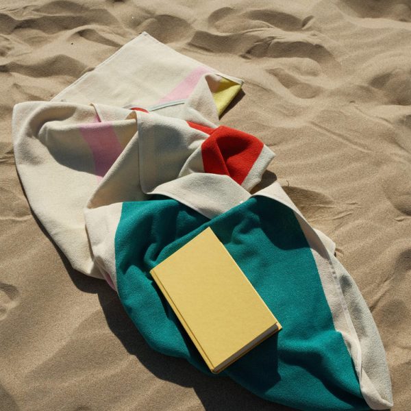 Serviette de plage Suite702 en coton bio rouge turquoise rose citron vert