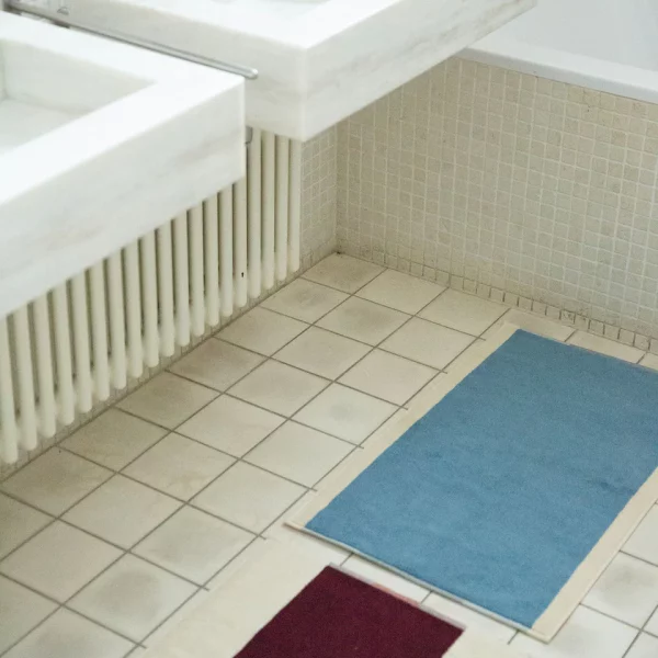 tapis de bain coton bio bleu et prune de chez Suite702. Fabriqué au Portugal.