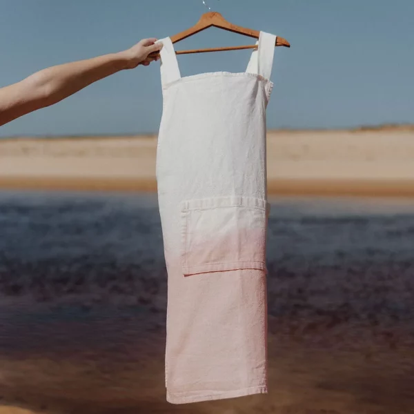 tablier japonais en lin et teinture végétale rose par Margaux M