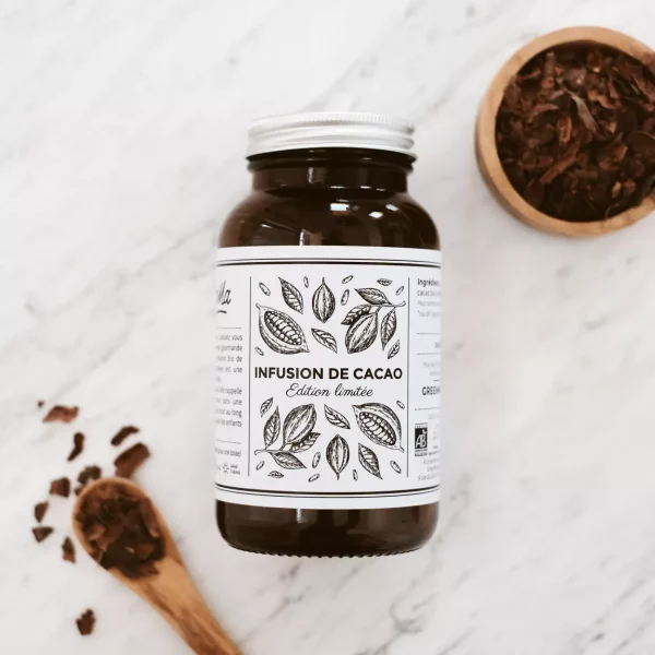 Flacon en verre d'une infusion bio à la fève de cacao par GreenMa