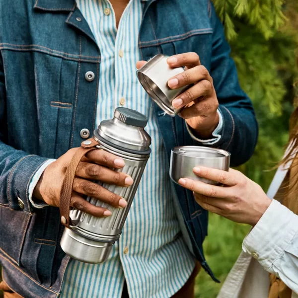 thermos inox d'1L avec 2 verres en inox de chez black & Blum