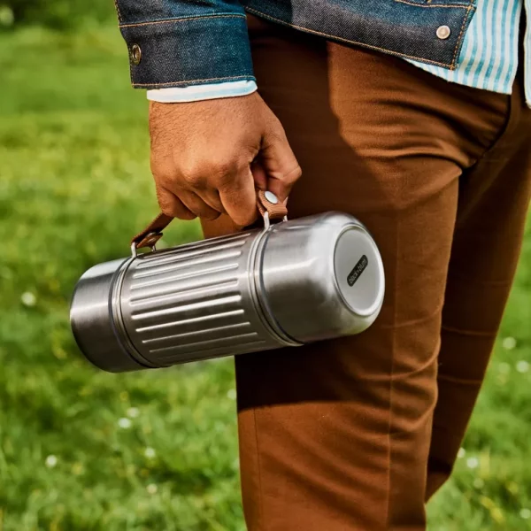 thermos inox d'1L avec 2 verres en inox de chez black & Blum