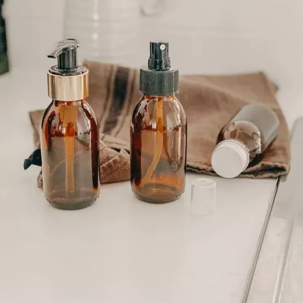 Flacon spray Brumisateur en verre recyclé ambré de 100ml de chez Little Pots.