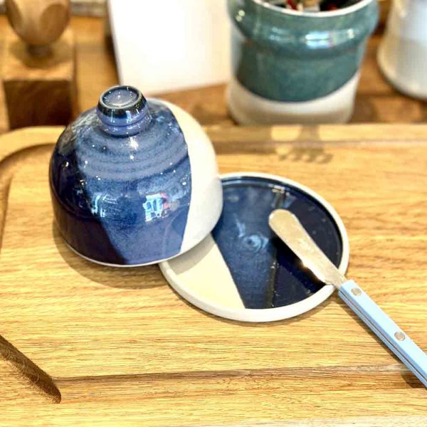 beurrier à cloche bleu artisanal de graphiste en terre