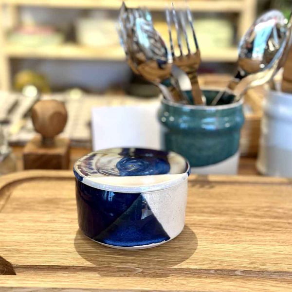 beurrier à eau ou beurrier breton en céramique bleu par Graphiste En Terre