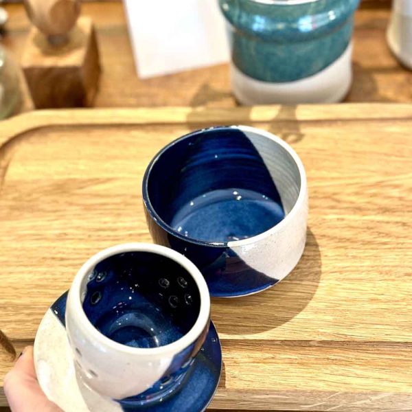 beurrier à eau ou beurrier breton en céramique bleu par Graphiste En Terre