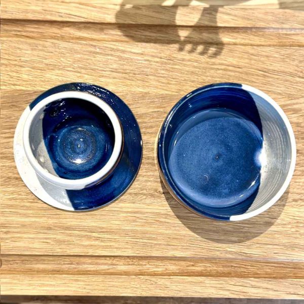 beurrier à eau ou beurrier breton en céramique bleu par Graphiste En Terre