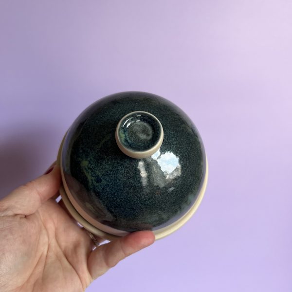 Beurrier à cloche artisanal couleur vert par Graphiste en Terre
