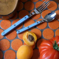 fourchette-table-bistrot-bleu-pastel-sabre.jpg
