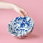 saladier en céramique artisanal bleu et blanc moucheté