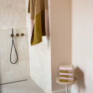 Serviette de bain 50*100 Suite 702. rose et vert