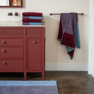Serviette de bain 50*100 Suite 702. bleu et bordeaux