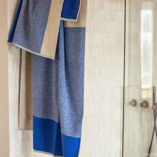 Serviette de bain 70*140 Suite 702. bleu et écru