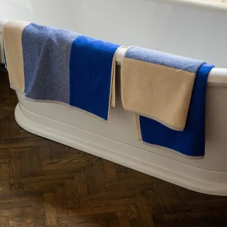 Serviette de bain 70*140 Suite 702. bleu et écru