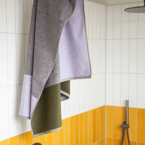 Serviette de bain 70*140 Suite 702. vert olive et Lila