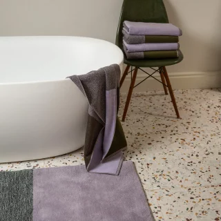Serviette de bain 70*140 Suite 702. vert olive et Lila