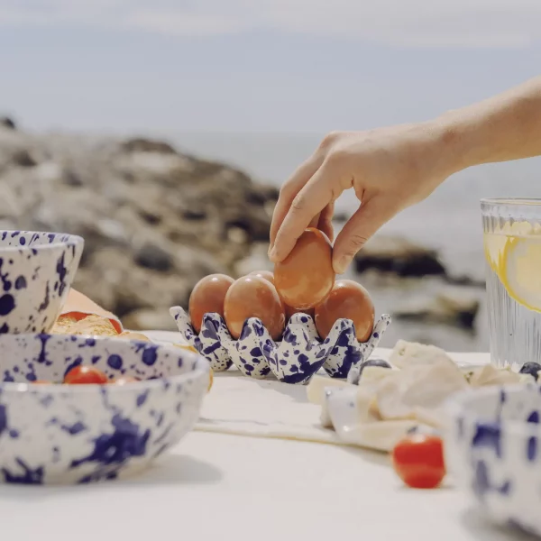 support oeufs céramique bleu et blanc moucheté