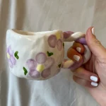 tasse en céramique fleur couleur mure par Sofia Lembeye