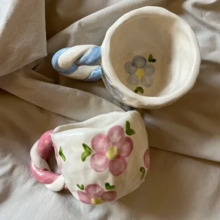 tasse en céramique fleur couleur rose par Sofia Lembeye