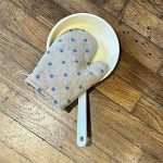 gant de cuisine en lin naturel à pois bleu - fabriqué en France