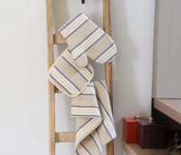 manique-lin-rayures-Lot-cuisine-Hard-Bleu-Blanc-Ambaince1