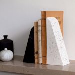 Serre livre 20cm en coquillages recyclés st jacques par Malakio