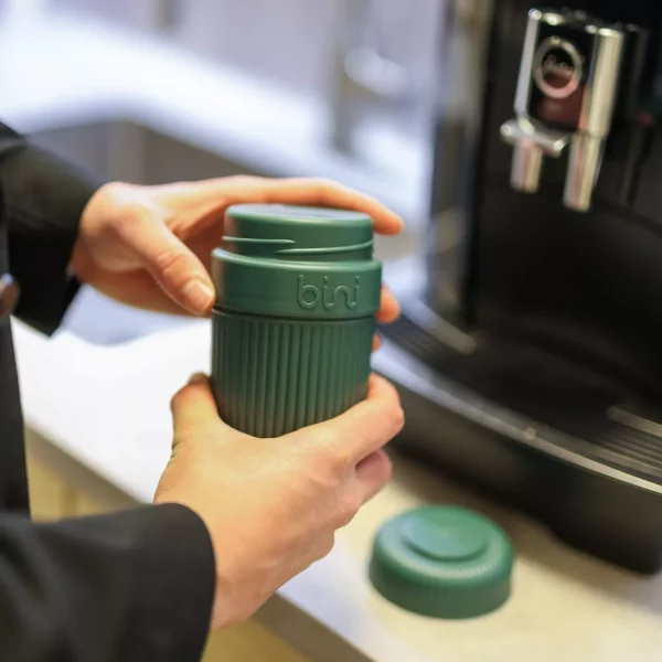 Bini Mug réutilisable en couleur vert foncé