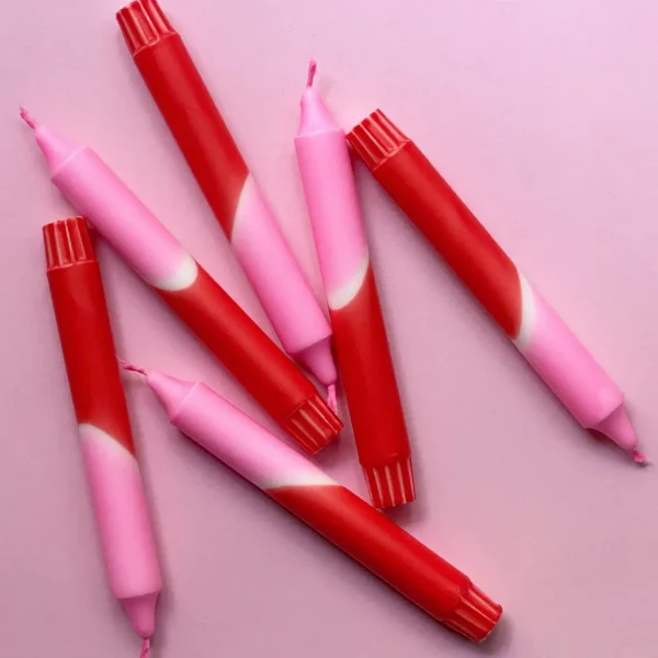 Bougies longues rose rouge par Heylenochka Berlin