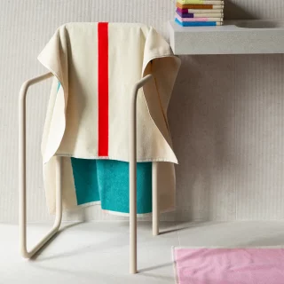 serviettes 70*140 en coton bio turquoise et rouge par Suite 702