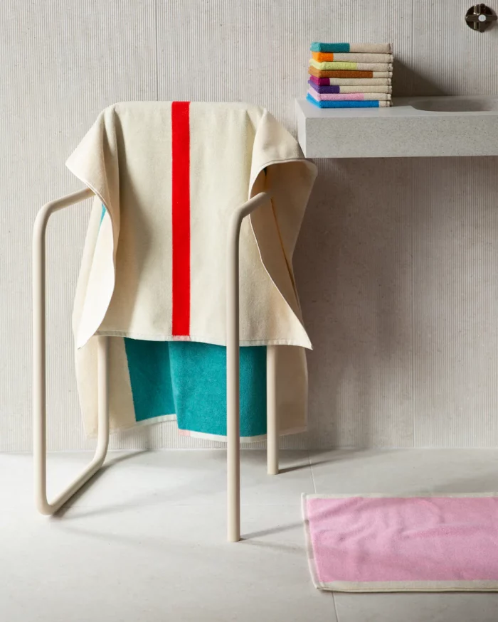 serviettes 70*140 en coton bio turquoise et rouge par Suite 702