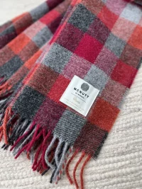 plaid-fireside-rouge-carreaux-mcnuttofdonegal2.jpeg