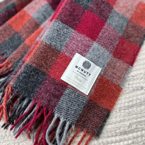 Plaid en laine Fireside rouge à carreaux - McNutt of Donegal
