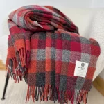 Plaid en laine Fireside rouge à carreaux - McNutt of Donegal