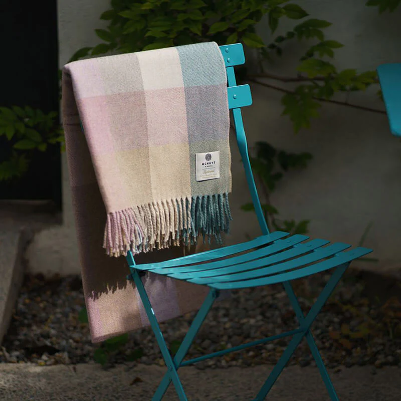 plaid-laine-pastel-mcnutt-of-donegal.jpg Plaid en laine pastel bleu et rose - Mcnutt of donegal
