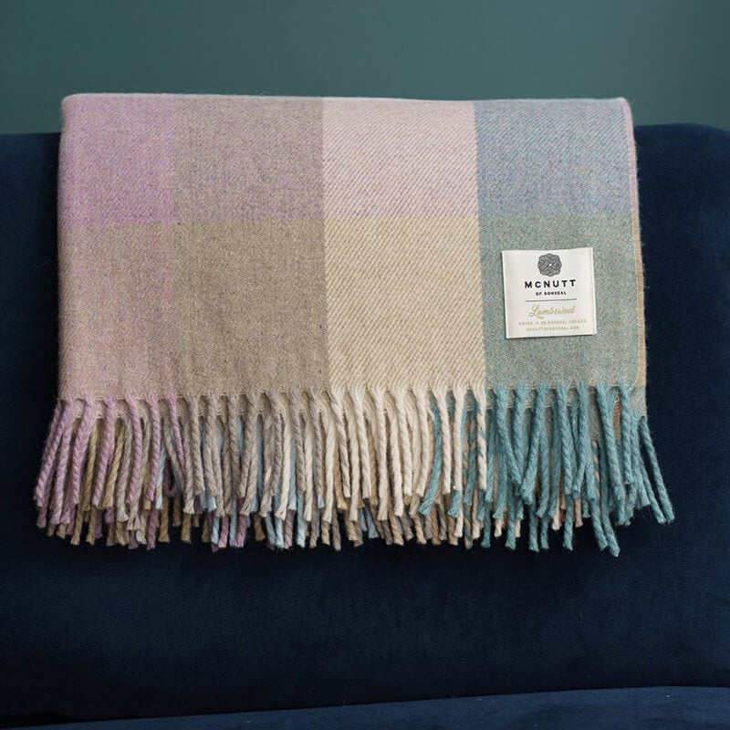 plaid-laine-pastel-mcnutt-of-donegal2 Plaid en laine pastel bleu et rose - Mcnutt of donegal
