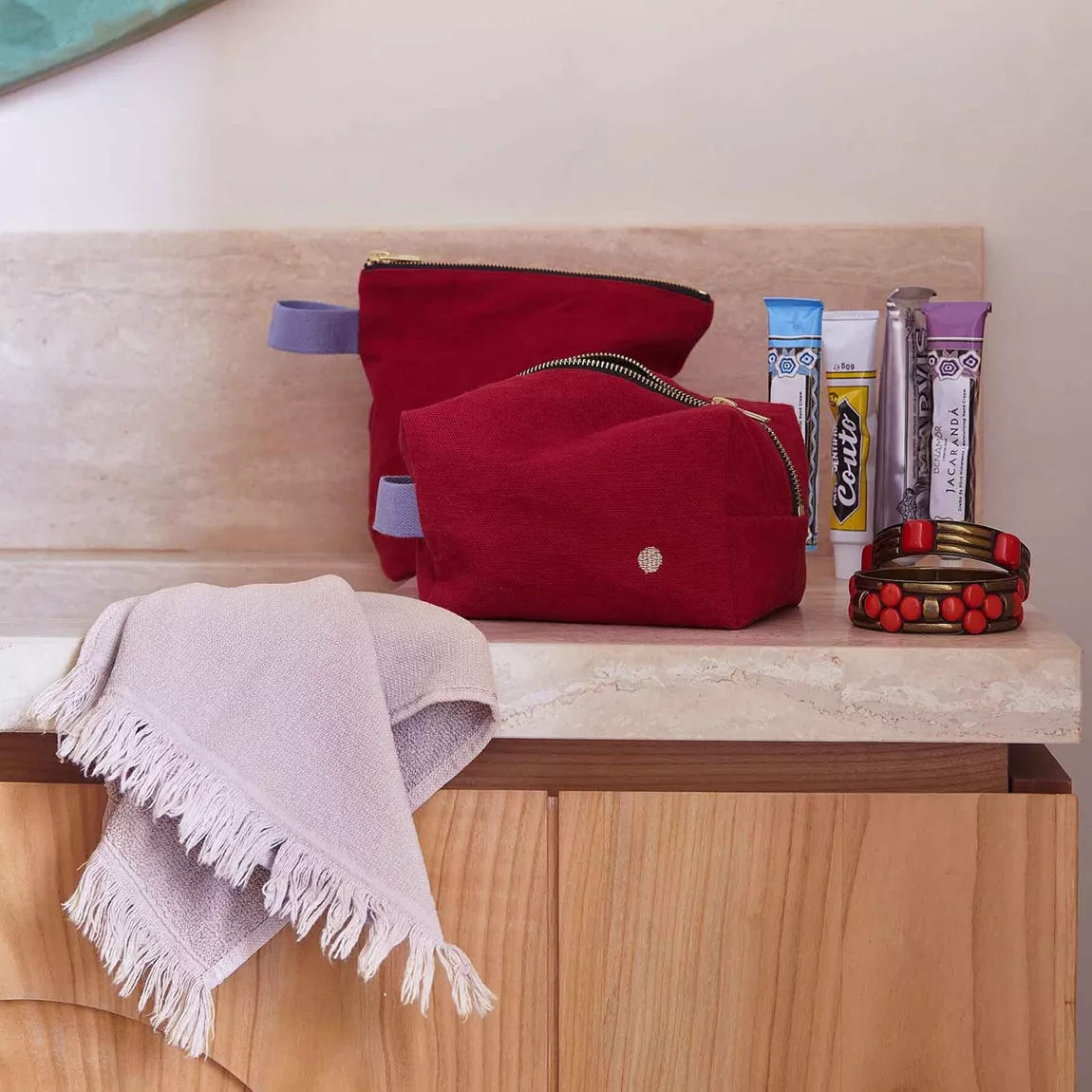 trousse-de-toilette-haute-cherry-la-cerise-sur-le-gateau3.jpg Trousse de toilette couleur rouge la cerise sur le gateau