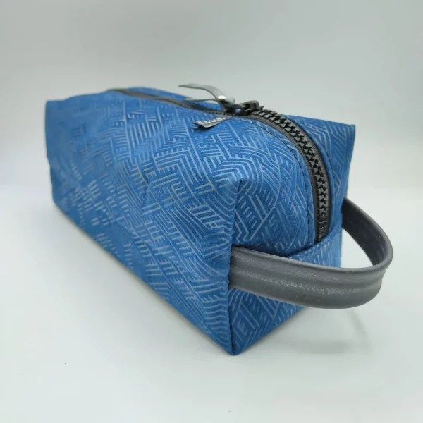 Trousse de toilette en matelas recyclée bleu par Urban River