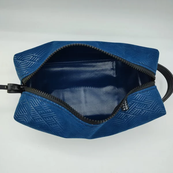 Trousse de toilette en matelas recyclée bleu par Urban River