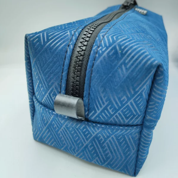 Trousse de toilette en matelas recyclée bleu par Urban River