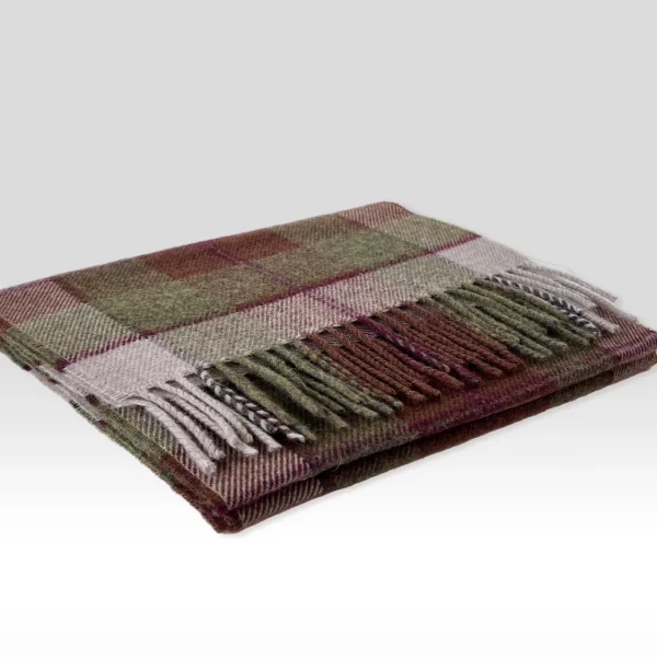 Plaid en laine merinos couleur vert et bordeaux par McNutt of Donegal
