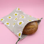 sac à pain motif oeufs en tissu par Machatatelier