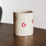 Mug en céramique avec des coeurs rouge par Studio UM