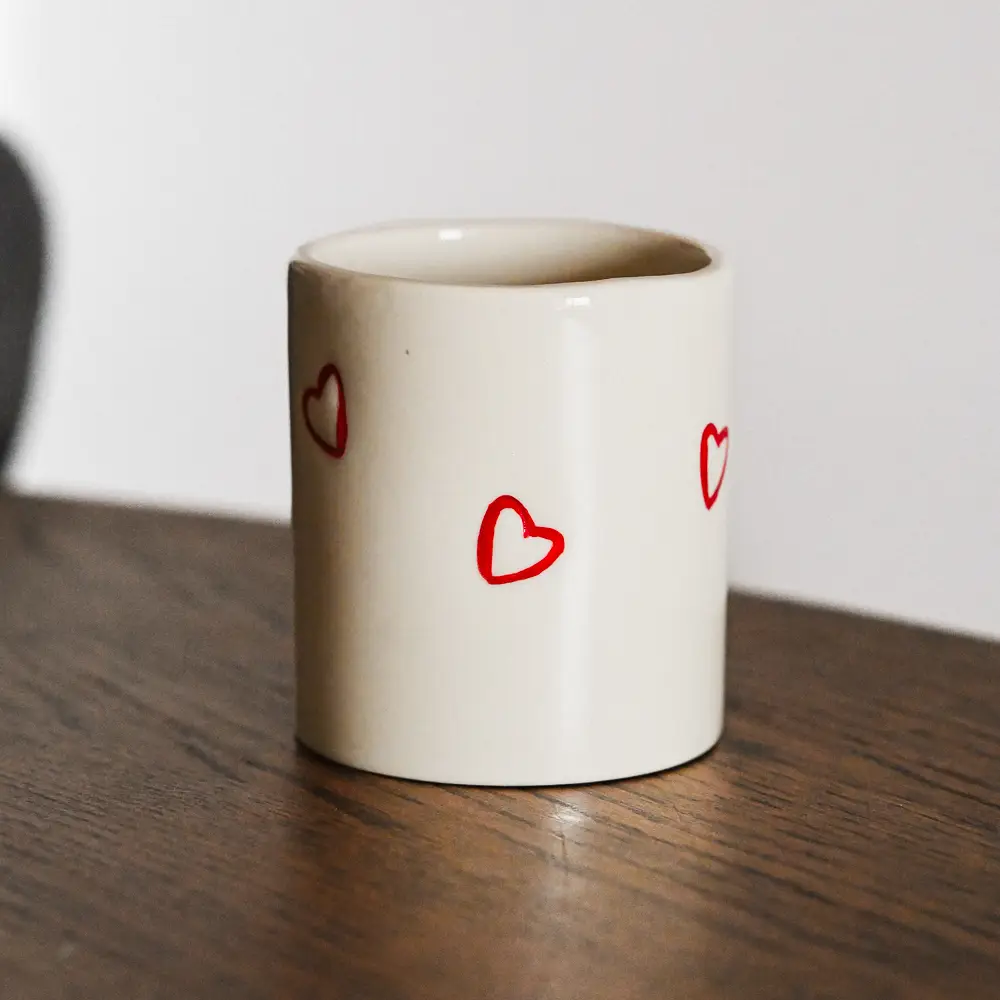 Mug en céramique avec des coeurs rouge par Studio UM
