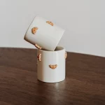 Mug en céramique avec des croissants par Studio UM