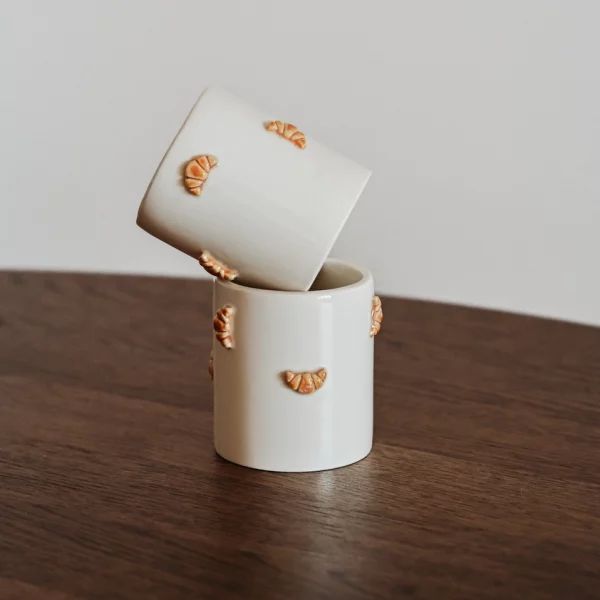 Mug en céramique avec des croissants par Studio UM