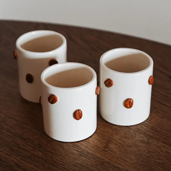 Mug en céramique avec des grains de café par Studio UM