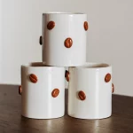 Mug en céramique avec des grains de café par Studio UM